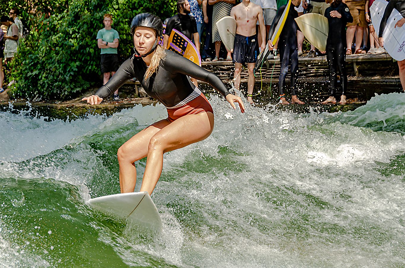 Surfen an der Eisbachwelle München